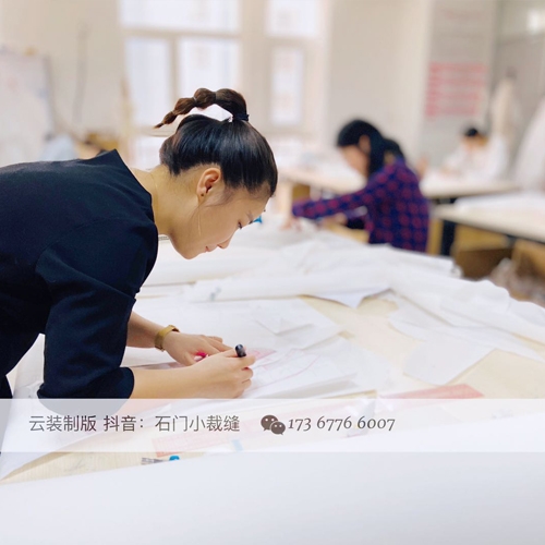 服装设计效果图